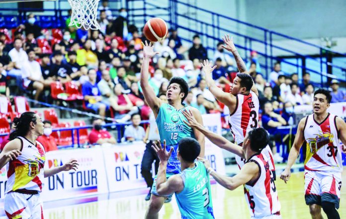 sports_PBA_resized Phoenix Super LPG Fuel Masters’ Rodolfo Alejandro Jr. evades the defense of San Miguel Beermen’s Marvin Lee for a floater. PBA PHOTO