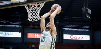 De La Salle University Green Archers’ Michael Phillips scored on a two-handed dunk. FILOIL PHOTO