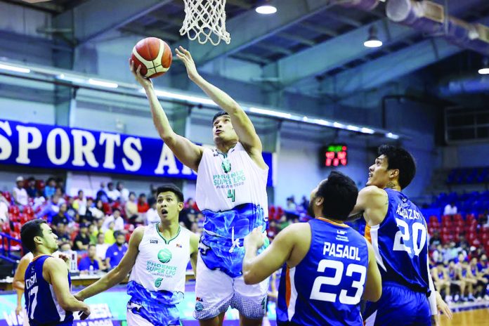 sports_negrense_resized Negrense Raul Soyud of Phoenix Super LPG Fuel Masters was uncontested with his inside basket. PBA PHOTO