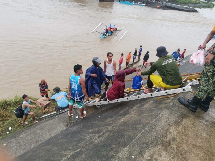 Antique_resized Trainees of the Basic Underwater Search, Rescue and Retrieval Operations Course of the Antique Police Provincial Office, together with the Philippine Coast Guard, Bugasong and Laua-an Municipal Police Stations, the 2nd Antique Provincial Mobile Force Company, and Municipal Disaster Risk Reduction and Management Offices, assist commuters at the Paliwan River. ANTIQUE PPO PNP-PRO6 FB PHOTO