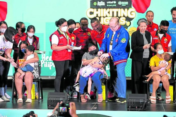 DOH_resized ‘CHIKITING LIGTAS’. Small children are vaccinated against measles at the launch of the “Chikiting Ligtas (safe little ones)” immunization drive in San Juan City. INQUIRER/NIÑO JESUS ORBETA