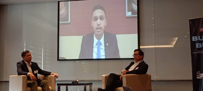 PH cyberspace Kroll’s Cyber Risk senior vice president Carlos Ely Tingson (left), US Embassy in the Philippines economic officer Saptarshi Basu (on screen), and United States Agency for International Development-Office of Economic Development Governance senior economic growth specialist John Avila (right) answer queries from the press during the first day of the US Embassy 15th Media Seminar entitled “Building Blocks: The US-Philippine Partnership for a Prosperous and a Cyber-secure Digital Economy.” GLENDA TAYONA/PN
