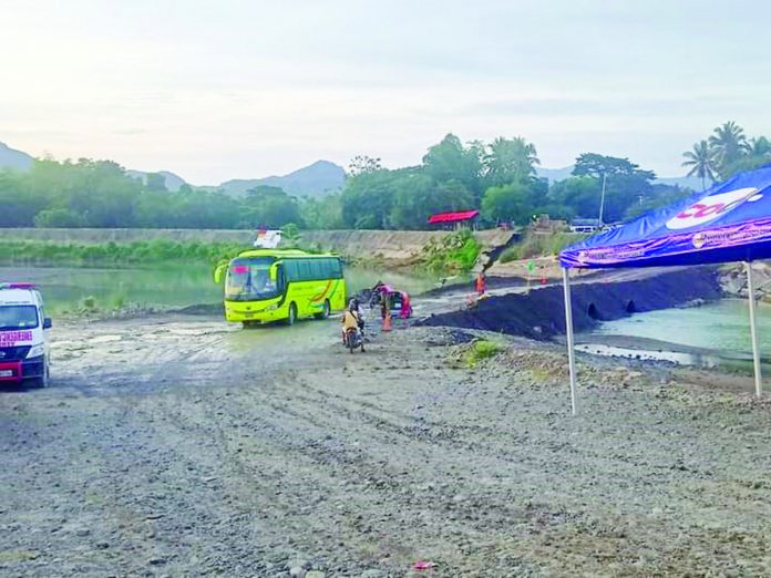Paliwan_passable_resized A new temporary access road was built at the Paliwan River after the first one washed away last week. The road was built in lieu of the Paliwan Bridge, which collapsed last year. VERLIN DUNGGANON RUBIDO PHOTO