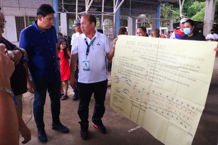 Panay_River_dredging_resized Mayor Ronnie Dadivas (rightmost) during the consultative meeting with operators of oyster and fish cage in Barangay Barra, Roxas City on the Panay River dredging. RONNIE DADIVAS PHOTO