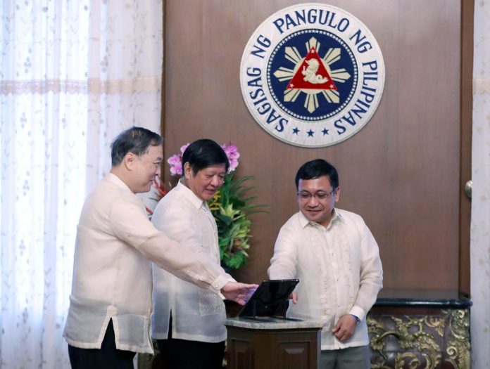 app_resized President Ferdinand Marcos Jr. on Friday (June 2, 2023) leads the launching of the eGov Super App at the President’s Hall of Malacañan Palace. Marcos says the online platform would eliminate corruption and make public transactions easier and more convenient. PNA