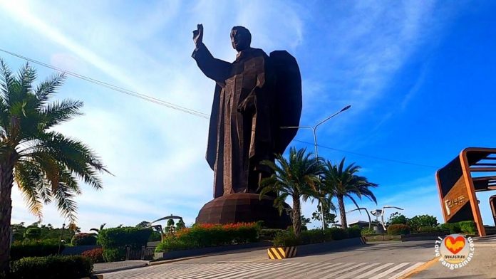 bamboo_statue_resized The 164-foot statue of St. Vincent Ferrer in Bayambang, Pangasinan is in the Guinness Book of World Records as the tallest bamboo sculpture. ILOVEPANGASINAN.COM PHOTO