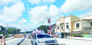 Then senator Franklin Drilon (second from left) inspects the Ungka flyover with (from left) then Department of Public Works and Highways Region 6 director Tiburcio DL Canlas, Iloilo City’s Mayor Jerry Treñas and Gov. Arthur Defensor Jr. during the “topping out” ceremony on April 25, 2022. PN FILE PHOTO