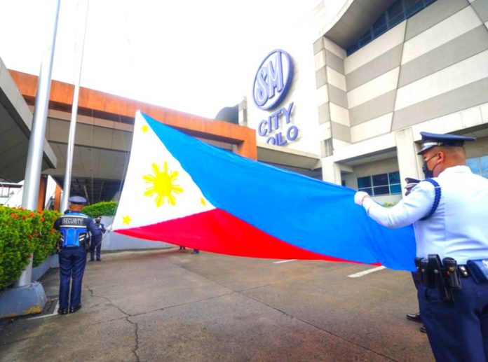 front banner pic Security guards of SM City Iloilo get ready to raise the Philippine flag in front of the mall in line with the celebration of the 125th Philippine Independence Day on Monday, June 12.