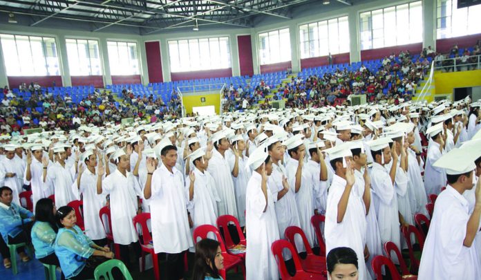 The Department of Education Region 6 reiterates its “no collection” policy – parents or guardians would have to spend nothing for moving-up and graduation ceremonies. It also discourages graduating students from wearing extravagant attire. BAMAQUINO.COM PHOTO