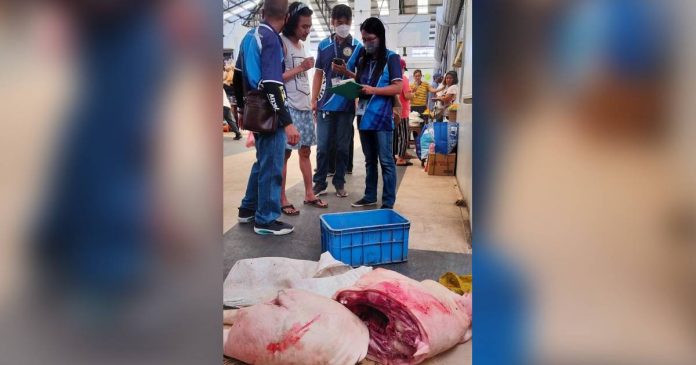 hot-meat Around 20 kilos of illegal or ‘hot’ meat were intercepted at Roxas City’s public market on Sunday morning, June 11. MERLINDA BAGNATE PHOTO