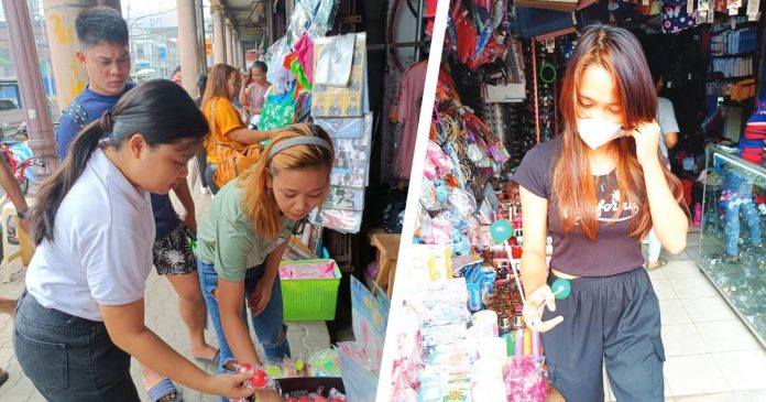 Different colors and sizes of lato-lato are on sale in Iloilo City’s downtown area. AJ PALCULLO/PN