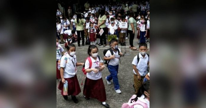shift_superimposed BACK TO SCHOOL In this photo taken in August 2022, teachers at Aurora Quezon Elementary School in San Andres, Manila, guide their students on the first day of school following the resumption of in-person classes after two years of distance learning due to the pandemic. PHOTO BY RICHARD A. REYES / PHILIPPINE DAILY INQUIRER