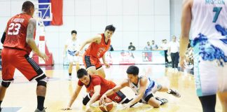 Barangay Ginebra San Miguel Kings’ Von Pessumal and Phoenix Super LPG Fuel Masters’ Reden Celda battles for the loose ball. PBA PHOTO