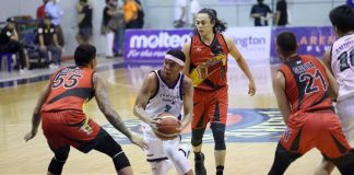 Converge FiberXers’ Jerrick Balanza holds the ball as he attempts to attack the defense of San Miguel Beermen’s Jeepy Faundo. PBA PHOTO