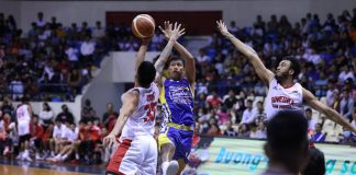 Magnolia Chicken Timplados Hotshots’ Andy Mark Barroca looks to pass the ball after being bothered by the defense of Barangay Ginebra San Miguel Kings’ Kim Aurin. PBA PHOTO
