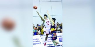Barangay Ginebra San Miguel Kings’ Jayson David scoops for a layup while being defended by Rain or Shine Elasto Painters’ Leonard Santillan. PBA PHOTO