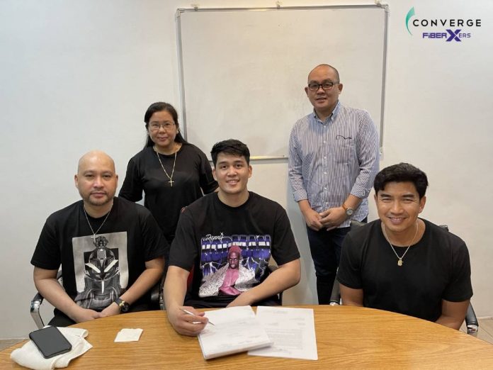 sports aklanon pic and caption Aklanon Keith Zaldivar signs his contract in the presence of Converge FiberXers’ team officials. PHOTO COURTESY OF CONVERGE FIBERXERS