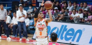 Bacolod City of Smiles’ Valandre Chauca pulls up for a basket against the defense of Pasay Voyagers’ Tricky Peromingan. MPBL PHOTO