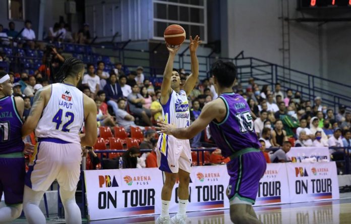 sports clutch pic and caption Magnolia Chicken Timplados Hotshots’ Andy Mark Barroca pulls up for a three-point attempt. PBA PHOTO