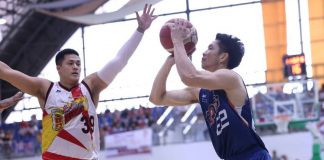 Meralco Bolts’ Allein Maliksi attempts a basket while being chased by Ilonggo Jericho Cruz of San Miguel Beermen. PBA PHOTO