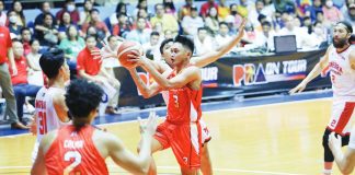 NorthPort Batang Pier’s Fran Yu looks to pass the ball after being bothered by the defense of Barangay Ginebra San Miguel Kings’ Aljon Mariano. PBA PHOTO