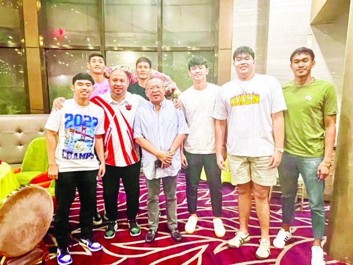 sports_6_elite_resized Elite Lab’s Kent Parrenas, Irele Galas, John Loyd Martinez, Renel Jopillo, John Lester Amagan, and Moisis dela Cruz are pictured with Elite Lab founder Eugene Chua and College of St. Benilde Blazers booster Frank Lao. PHOTO COURTESY OF EUGENE CHUA