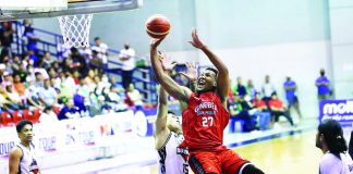 Barangay Ginebra San Miguel Kings’ Sidney Onwubere attacks the defense of Blackwater Bossing’s James Sena for an inside basket. PBA PHOTO