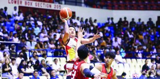 San Miguel Beermen’s Marvin Lee goes for a one-hander shot against the defense of Barangay Ginebra San Miguel Kings’ Aljon Mariano. PBA PHOTO