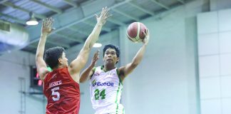 Negrense Mark Nonoy of EcoOil-La Salle Green Archers goes for a layup against the defense of Marinerong Pilipino-San Beda Red Lions’ Alex Visser. PBA PHOTO