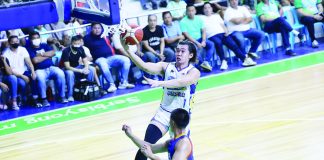 Magnolia Chicken Timplados Hotshots’ Jackson Corpuz attacks the defense of NLEX Road Warriors’ Kris Rosales for an inside hit. PBA PHOTO