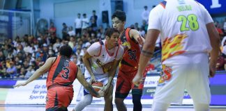 Capiznon Rey Mark Belo of the Rain or Shine Elasto Painters holds tightly the ball as San Miguel Beermen’s Marvin Lee attempts a steal. PBA PHOTO