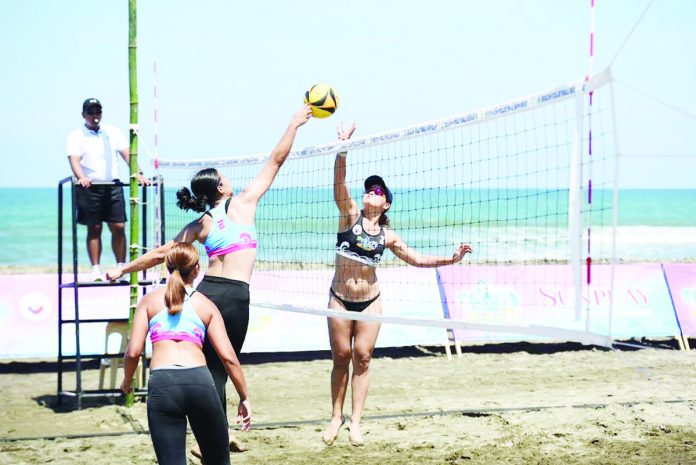 sports_tan_resized Abanse Negrense’s Bea Tan (in black) battles for the ball with an opponent during the Beach Volleyball Republic on Tour Sipalay City leg. BVR PHOTO