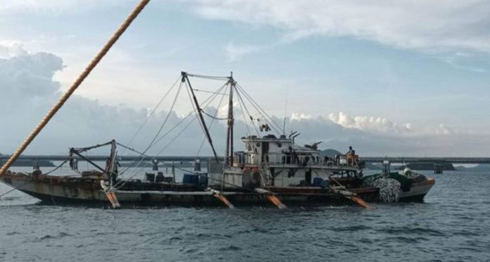 super hulbot Two “super hulbot” fishing boats were apprehended in Gigantes Island, Carles, Iloilo last week. Super hulbot contributes to the destruction of marine habitats and resources, thus prohibited under Republic Act 8550, or the Fisheries Code of the Philippines. BALITA HALIN SA KAPITOLYO FB PHOTO