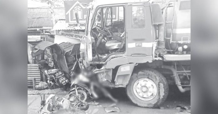 tanker A freak accident during a rescue operation of a malfunctioned water tanker killed two individuals, including a minor, and injured 17 others in Barangay Baldoza, La Paz, Iloilo City on Sunday, June 11. RADYO BANDERA ILOILO PHOTO