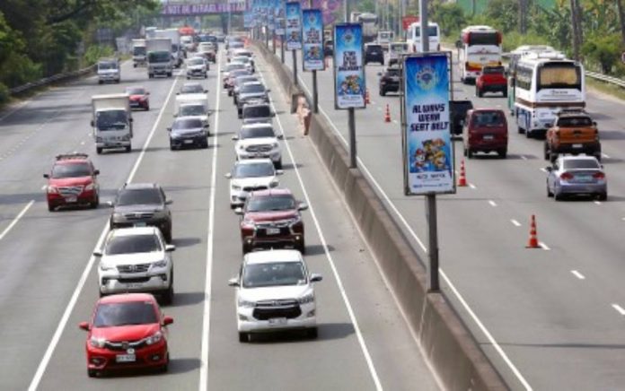 toll fee PNA PHOTO BY JOAN BONDOC. Photo shows the North Luzon Expressway.