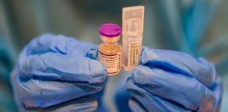 A health worker holds a vial of Pfizer's COVID-19 vaccine. Iloilo province will receive today 2,430 doses of Pfizer bivalent vaccine against COVID-19. GEORGE CALVELO/ABS-CBN NEWS/FILE PHOTO