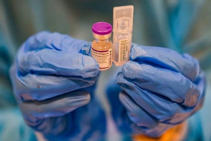 vaccine.JPG_resized A health worker holds a vial of Pfizer's COVID-19 vaccine. Iloilo province will receive today 2,430 doses of Pfizer bivalent vaccine against COVID-19. GEORGE CALVELO/ABS-CBN NEWS/FILE PHOTO