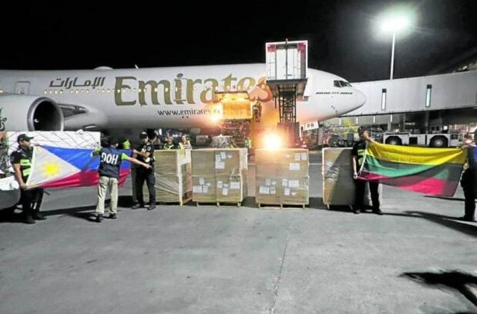 vax_resized More than 390,000 doses of bivalent COVID-19 vaccines are unloaded on Saturday night at the Ninoy Aquino International Airport. The donation by the Lithuanian government will help boost the country’s coronavirus response against the original strain and its Omicron subvariants BA.4 and BA.5, the Department of Health said. DOH PHOTO