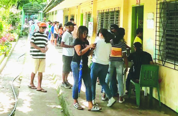 votes Member-consumer-owners of Central Negros electric Cooperative (Ceneco) queue to vote on the first day of plebiscite on Saturday, June 24, to ratify the joint venture agreement between Ceneco and Primelectric Holdings, Inc./Negros Electric Power Corporation