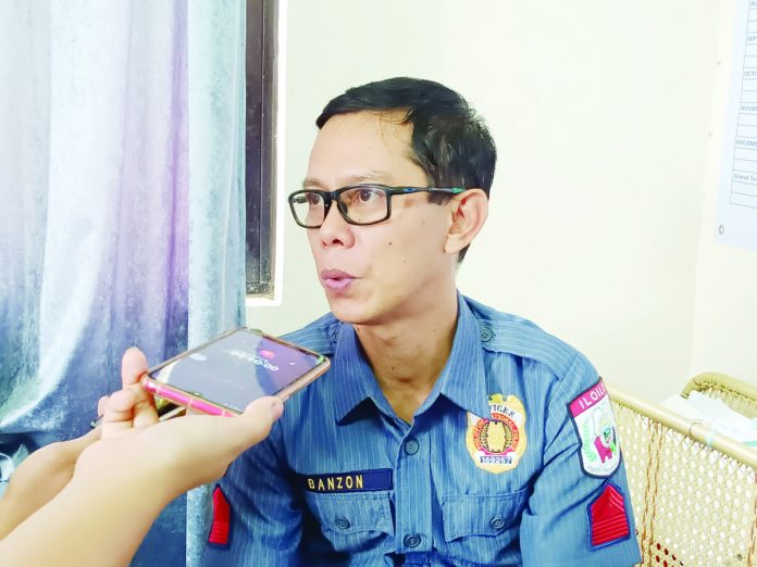 BANZON_resized Chief Master Sergeant Kim John Banzon, chief investigator of the Dumangas Municipal Police Station, says suspect Jesus Dipus Jr. claims his son, Jesus Phillip, also a suspect, had no involvement in the death of their relative Cezar Dipuz Jr. AJ PALCULLO/PN