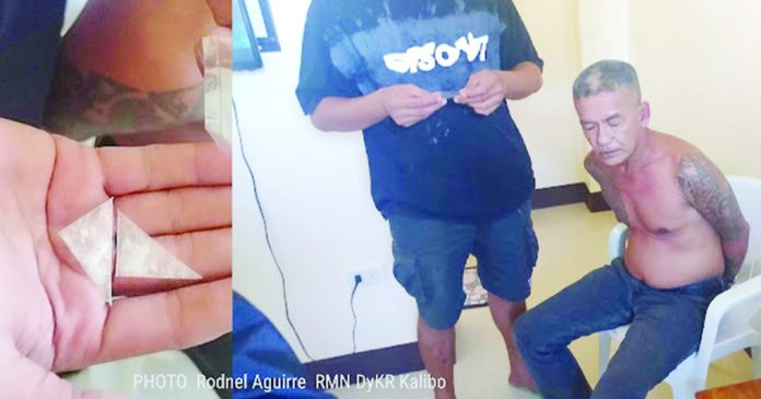 Drug_peddler_resized Officers of the Aklan Philippine Drug Enforcement Unit and Numancia police station seized suspected shabu from drug suspect Manolo Cenon in a buy-bust operation in Numancia, Aklan on July 7. RODNEL AGUIRRE/RMN DYKR KALIBO PHOTO