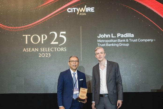 Metrobank-Citywire (1) Metrobank Investment Management Division Head John L. Padilla (left) receives his award as one of the Citywire Top 25 ASEAN Selectors 2023 from Citywire Investment Editor James Philipps (right).