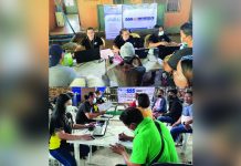 Top and bottom photos show branch personnel from Social Security System (SSS) Dumaguete and SSS Kabankalan accommodating clients in Barangay Poblacion in San Jose, Negros Oriental, and Barangay Payao in Binalbagan, Negros Occidental on April 28.