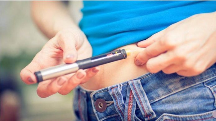 A woman injects herself with insulin to treat type 1 diabetes. GETTY IMAGES