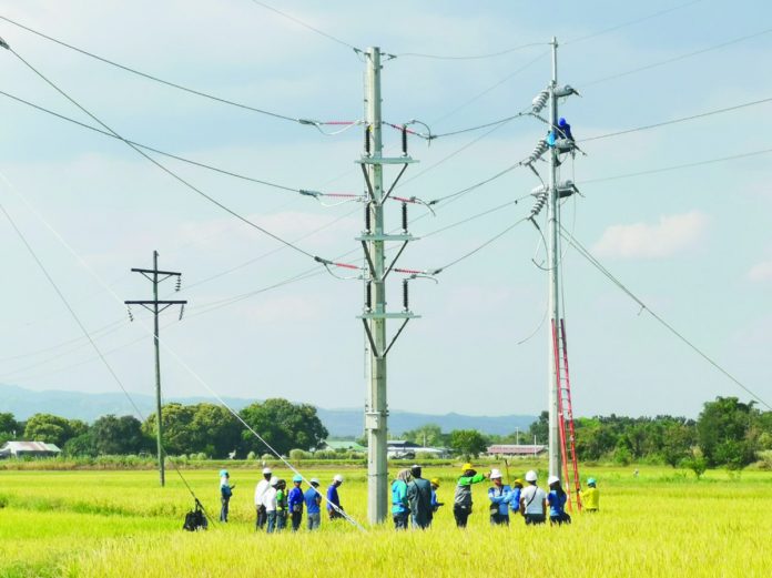 business_-_NGCP_tax_hike_resized Linemen of the National Grid Corporation of the Philippines at the Hermosa-Floridablanca transmission line in Pampanga. NGCP PHOTO