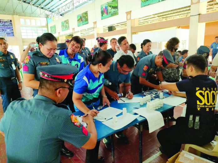 drug_test_(1)_resized Over 300 police commissioned, non-commissioned and non-uniformed personnel of the Police Regional Office 6 took a random drug test at Camp Gen. Martin Teofilo B. Delgado in Iloilo City on Tuesday, July 4. AJ PALCULLO/PN