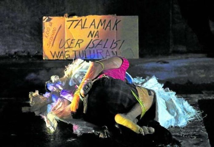 drugs_resized This suspected drug user was a victim of summary execution during the Duterte administration. According to a study, 302 people were killed during the Duterte administration’s final year. PHILIPPINE DAILY INQUIRER PHOTO