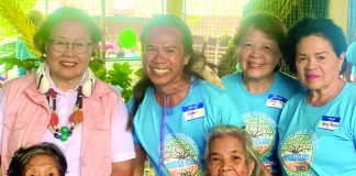 Antique’s Gov. Rhodora Cadiao meets nephew Peter Solis Nery, cousins Edith Solis Francisco and Thelma Solis Nery (all standing); and nonagenarians Esther Solis, 94; and Amelia Chavoso, 93, (both seated) at the Solis Global Grand Family Reunion in Culasi, Antique.