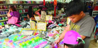 Sales clerk Ram Abacajin attends to a girl buying a lato-lato toy at a store in Iloilo City’s downtown area. Abacajin says sales have been poor following the Food and Drug Administration’s warning on the possible health risks of lato-lato. AJ PALCULLO/PN