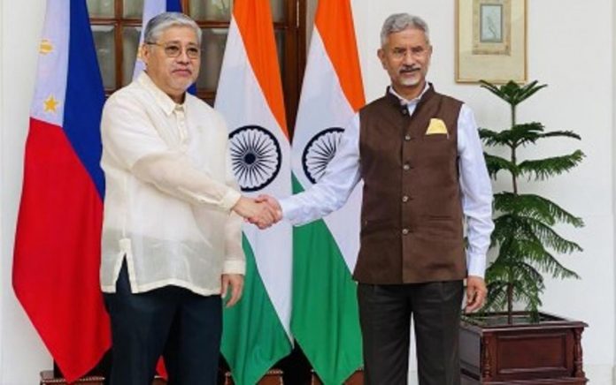 loan_offer_resized Foreign Affairs Secretary Enrique Manalo (left) and Indian Minister of External Affairs S. Jaishankar lead their respective national delegations in the 5th Joint Committee on Bilateral Cooperation in New Delhi on June 29. DFA PHOTO